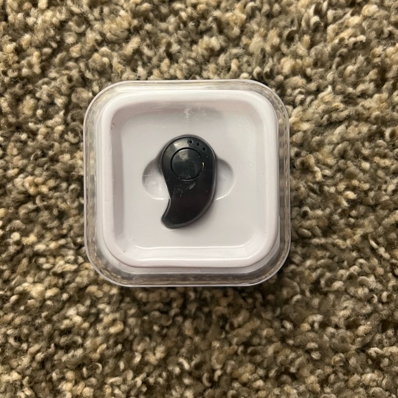 Wireless Bluetooth Earpiece - Picture 3 of 10